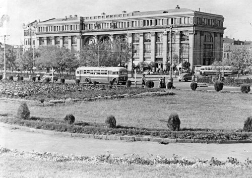 Уникальное фото: в 70-х годах ЦУМ в Днепре расширили в два раза