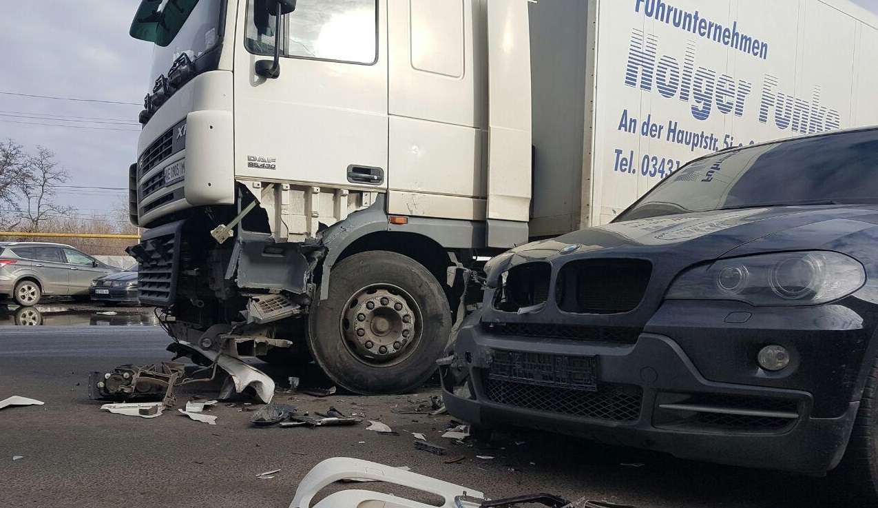 Обломки машин и огромная пробка: на проспекте Труда BMW влетел в грузовик