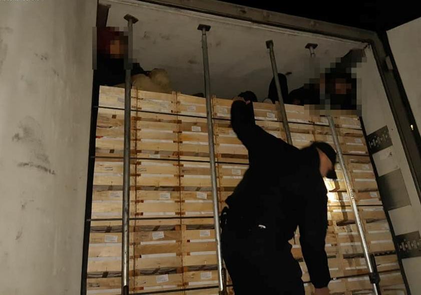 Зачинили в авторефрижераторі: львівські патрульні визволили неповнолітніх нелегалів