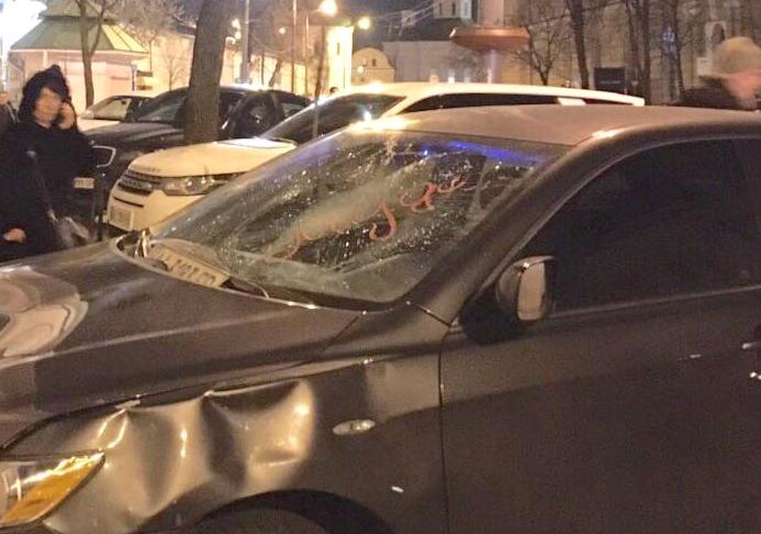 Новость - События - Автохам возле Киево-Печерской Лавры: в сети появилось видео, как побили ногами автомобиль героя парковки