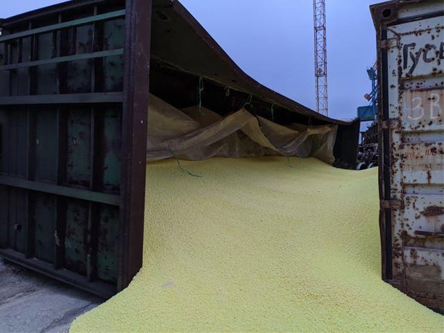 Перегруз: в порту Черноморска лопнуло хранилище с серой