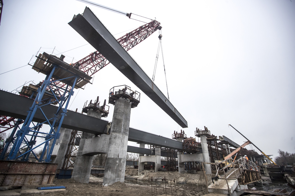 Новость - События - Строительство Подольского моста: на путепроводе установили первые балки