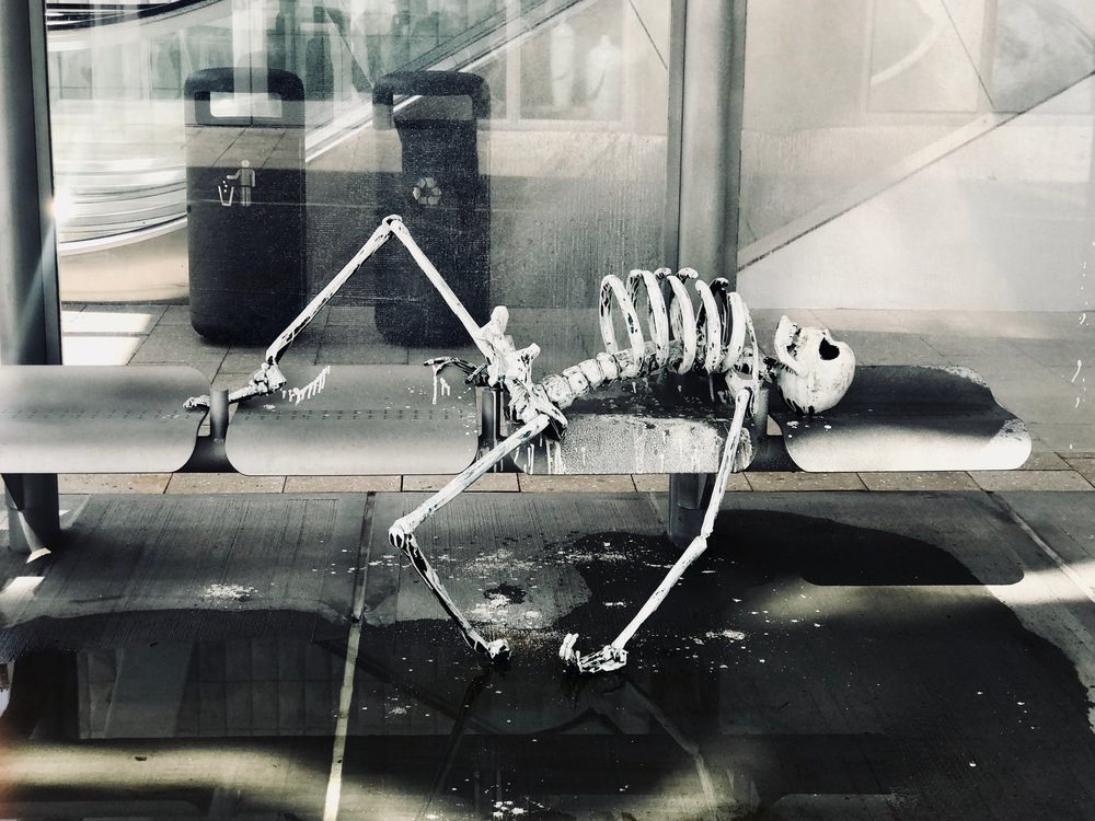 На остановке: в Харькове нашли человеческий скелет