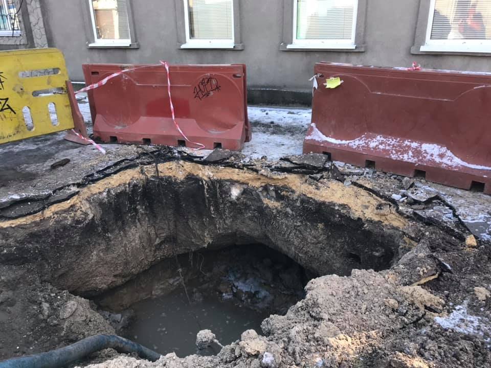На Слободке под землю провалилась вышка коммунальщиков (обновлено)