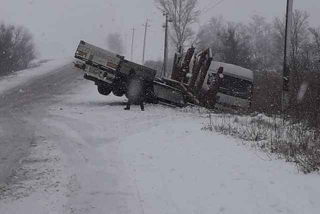 Снежный ад на трассе Днепр-Никополь: десятки фур в пробке и перевернутый грузовик