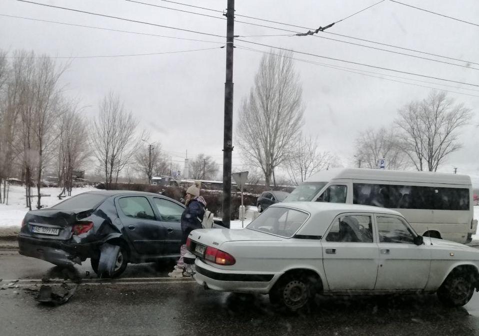 Разбитые бамперы и перепуганные пассажиры: на Левом берегу маршрутка попала в ДТП