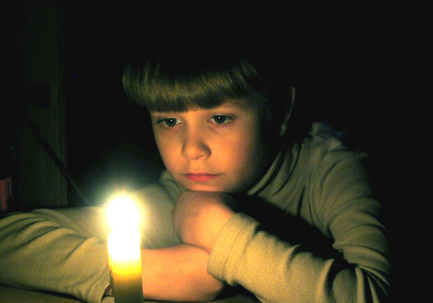 Люди удивились, когда пропало электричество.
Фото с сайта picasaweb.google.com (из профиля Юрия Кошелева).