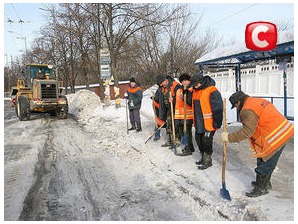 Коммунальщикам зимой особенно трудно работать.
Фото с сайта stb.ua