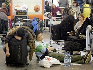 В "Борисполе" спят на чемоданах.
Фото с сайта kp.ua