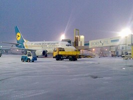Снежная зима подпортила "Борисполю" все планы, то есть рейсы. Фото с сайта ubr.ua