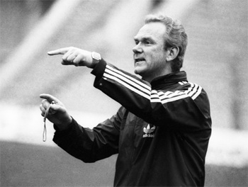 Акитвный и мудрый наставник киевлян скончался почти девять лет назад, но память о Лобановском все еще живет в сердцах фанатов. Фото с сайта football.ua