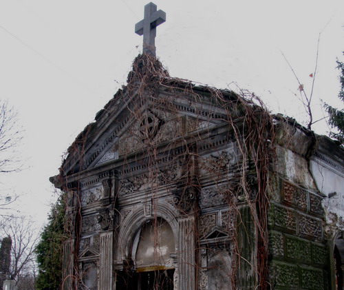 В "городе мертвых" тоже есть красивые "дома". Например, в этом склепе сейчас никто не "живет". Фото автора.