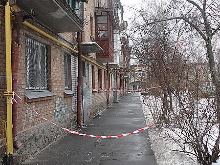 К сожалению, места, где есть опасность падения сосулек, ограждают лишь после несчастных случаев.
Фото с сайта kp.ua