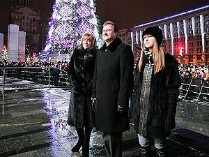 Патриотично настроенный Попов провел новогоднюю ночь в центре своих владений - на Майдане. Фото с сайта kmv.gov.ua.
