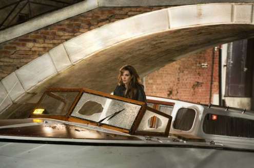 Ради "Туриста" отважная Анджелина Джоли научилась водить катер по каналам Венеции.
Кадр из фильма.