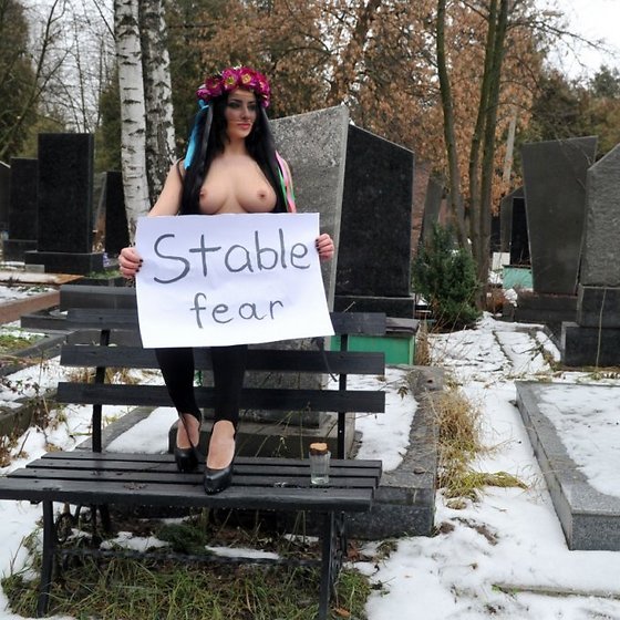 FEMEN прогулялись голышом по кладбищу. Фото FEMEN.