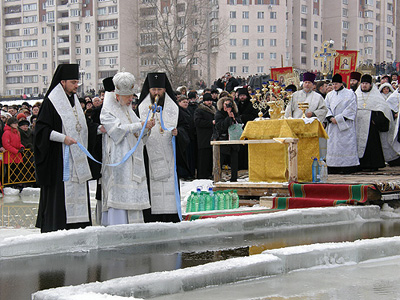 Каждый год в Киеве проходит обряд освящения воды в Днепре. Фото с сайта pravoslavye.org.ua.
