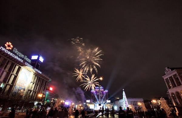 Празлдничный салют на Майдане на Старый Новый год.
Фото блоггера elektraua с сайта livejournal.com