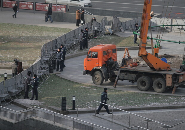 Такая оградка уже окружала Майдан - тогда только начинали сооружать новогоднюю елку. Фото: Артем Пастух. 