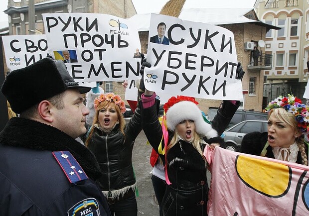 Активистки не только соратницу из тюрьмы достали, но и милиционерам лишний раз досадили. Фото: FEMEN.