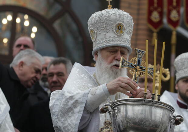 Патриарх Владимир освятил Днепр и Азарова. Фото Артема Пастуха.
