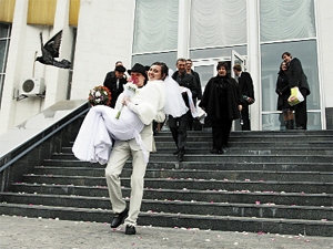 Влюбленным киевлянам расписаться 14 февраля не грозит. Фото Артема ПАСТУХА.