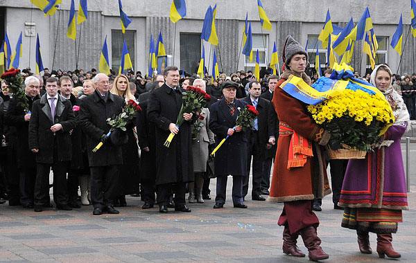 Николай Азаров, Виктор Янукович и Леонид Кравчук в первых рядах возлагали цветы и венки. Фото: КГГА
