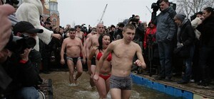 В Киеве открыли новый памятник, всем миром отметили День соборности и отменили блокировку колес авто