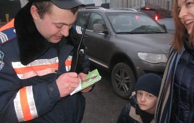 Киевские гаишники милыми бывают только с детьми, с нарушителями - ни-ни. Фото: ГУ ГАИ
