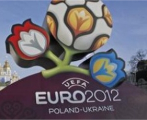 Встречать гостей Евро-2012 на въезде в Киев будуют Славики из цветов. Фото: "Украина-2012".