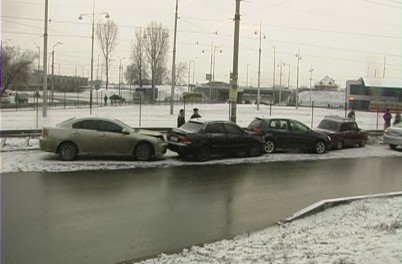 Авария на Борщаговке - машины "поцеловались" в ряд.
Фото  с сайта magnolia-tv.com