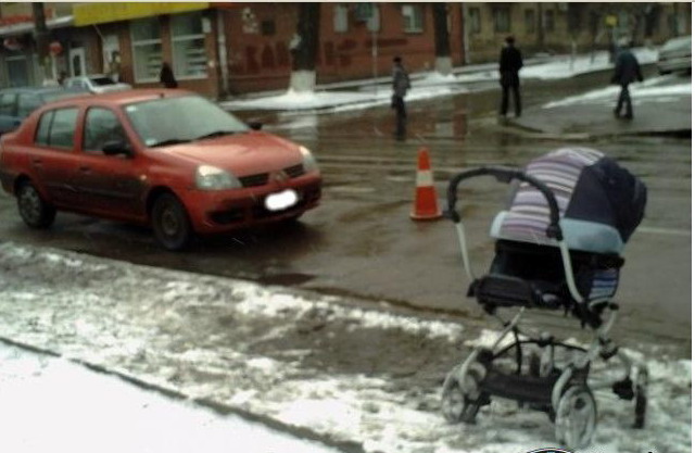 Младенец в коляске оказался под колесами авто. Фото УГАИ Киева. 