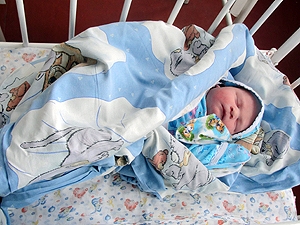 Миша Дещенко - самый крупный ребенок, родившийся в Киеве с начала этого года. Фото Александр Бочкарев.