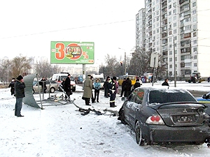 По словам девушки-водителя, она выскочила на тротуар из-за того,что ее "подрезали".
Фото с сайта kp.ua