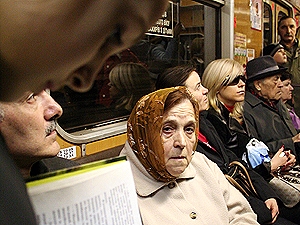 Пока пенсионерам - вход в метро свободный.
Фото с сайта kp.ua