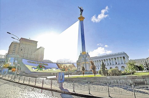 Возле памятника независимости появятся временные витражи.
Фото Л. Малый, segodnya.ua