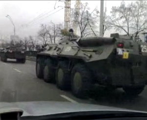 В центр Киева направляются бронетранспортеры. Фото Александра ШЕВЧЕНКО. 