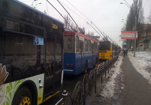 Около 30 троллейбусов замерли на линии. Фото Анны Мамоновой. 