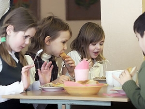 Пока школьники младших классов питаются бесплатно.
Фото с сайта kp.ua