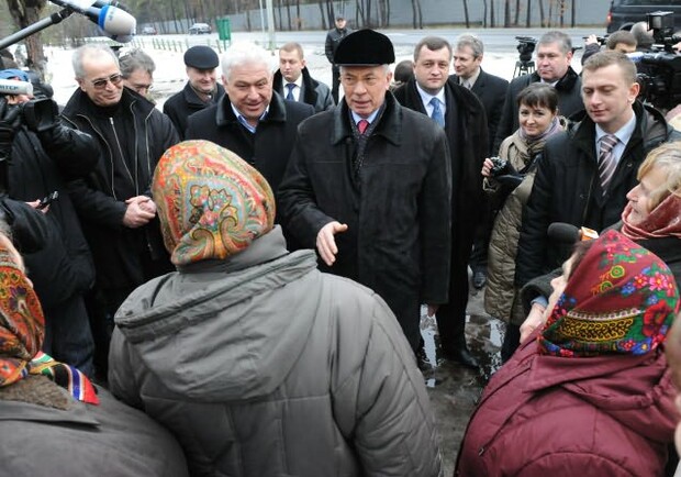 Азаров встретился с жителями села Троещина. Фото kmu.gov.ua.