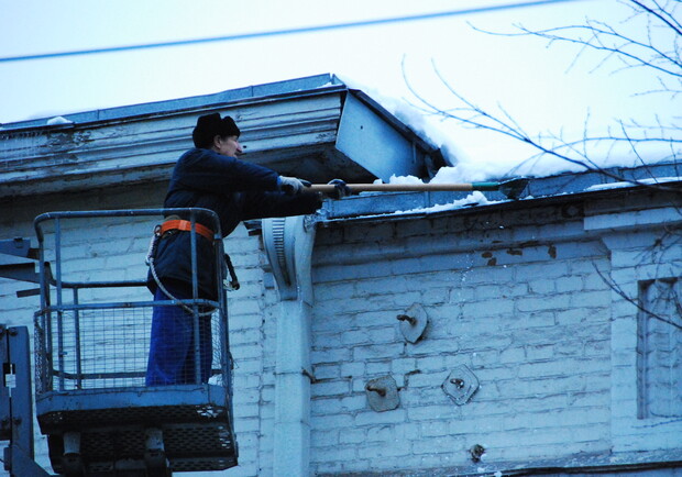 Крыша дома упала на голову киевлянки. Фото Николая Лещука