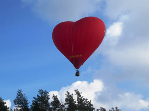 День влюбленных на шаре в форме сердце - венец романтики.
Фото с сайта ballooning-ua.com