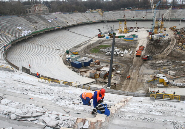 Работы на стадионе не прекращаются ни на минуту. Фото Максима Люкова
