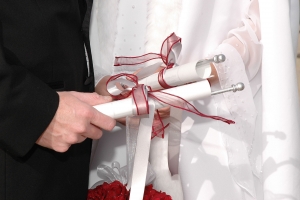 После почти настоящей свадьбы "молодожены" получат сертификаты. Фото с сайта www.sxc.hu.