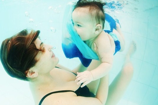 Яна Клочкова занырнула вместе с сыном под воду. Фото с сайта fotohappybaby.livejournal.com.