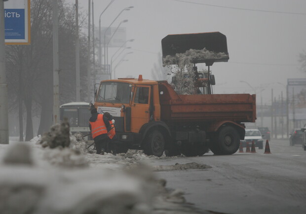 В Киеве дороги будут убирать круглосуточно. Фото Артема Пастуха