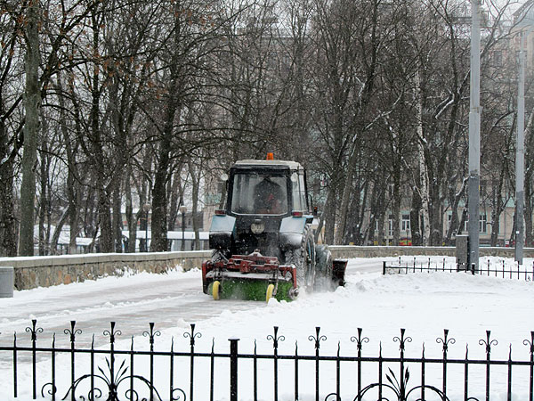 Бороться со снегом в Киеве стали еще активнее. Фото КГГА