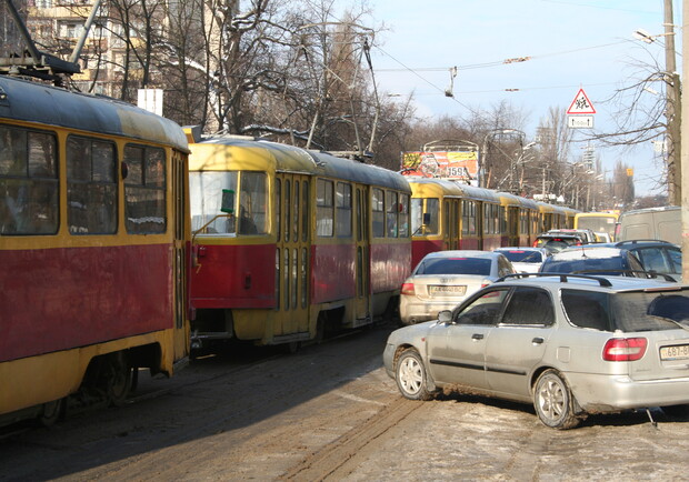 Сегодня трамвай на Набережной отправится в последний путь. Фото Максима Люкова