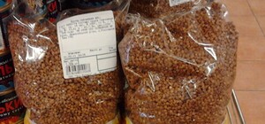 В Луганске тушенку продают в нагрузку к гречке