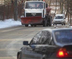 В Киеве снег убирало более шести с половиной тысяч комунальщиков. Фото Максима Люкова